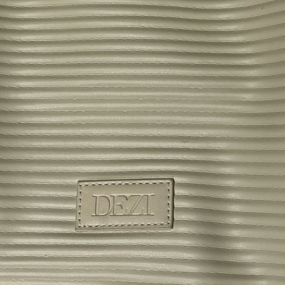 DEZI Skin‎ Travel Hanging Toiletry Bag Organizer Beige Vegan Leather NWT